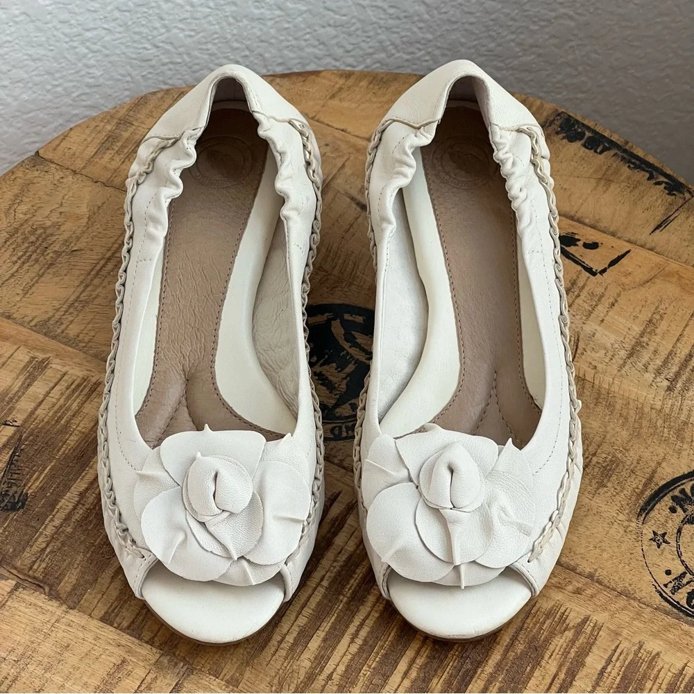 Nurture by Lamaze Ivory Leather Peep Toe Floral Rosette Comfort Shoe 9M